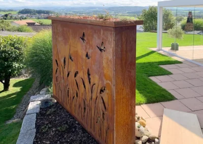 Sichtschutz und Holzlager in einem