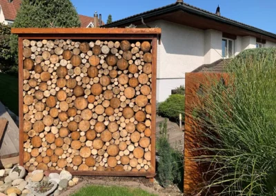 Sichtschutz und Holzlager